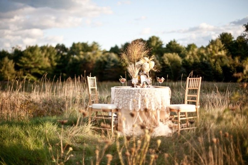 deco-mariage-champetre-table-ronde-nappe-beige-dentelle-bouquet-blé-hortensias-e1434542132425.jpg